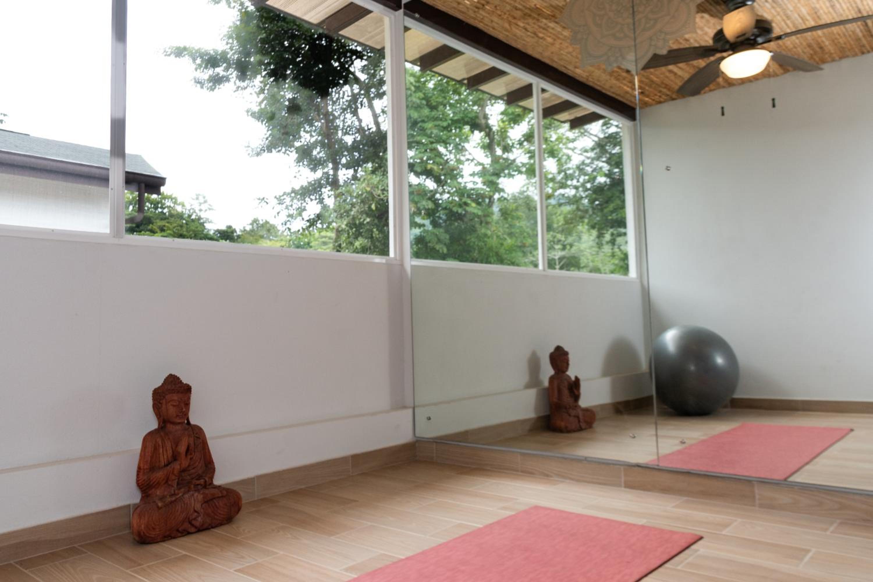 Private 4BD Family Beach House And Resort - Walk to Beach and Town