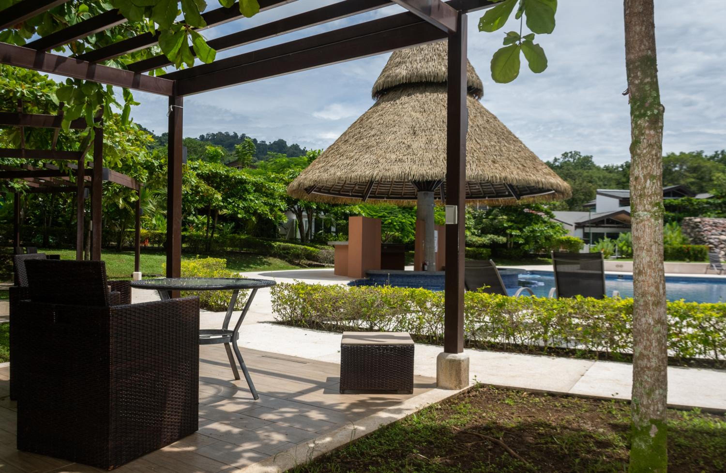 Private 4BD Family Beach House And Resort - Walk to Beach and Town