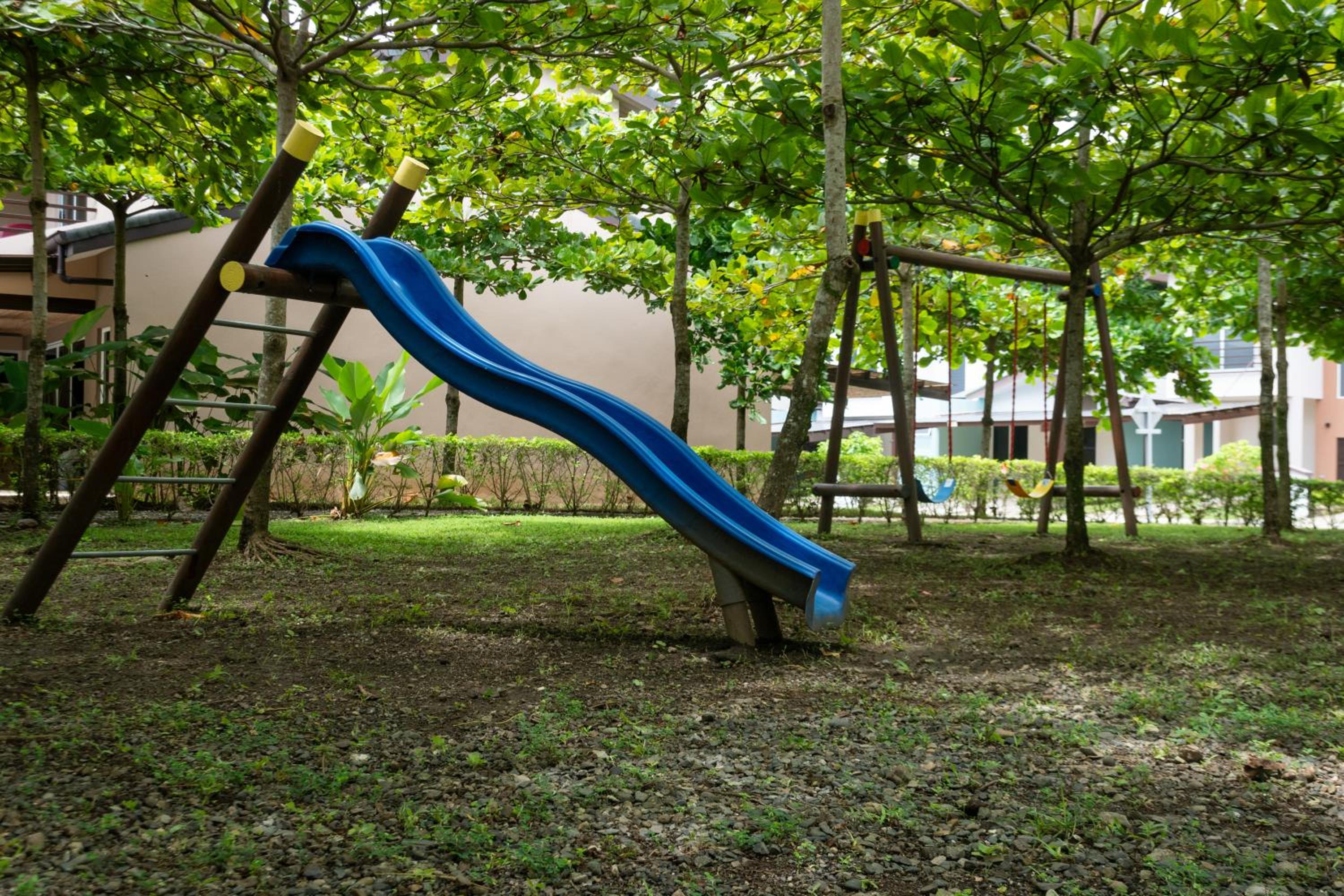 Private 4BD Family Beach House And Resort - Walk to Beach and Town