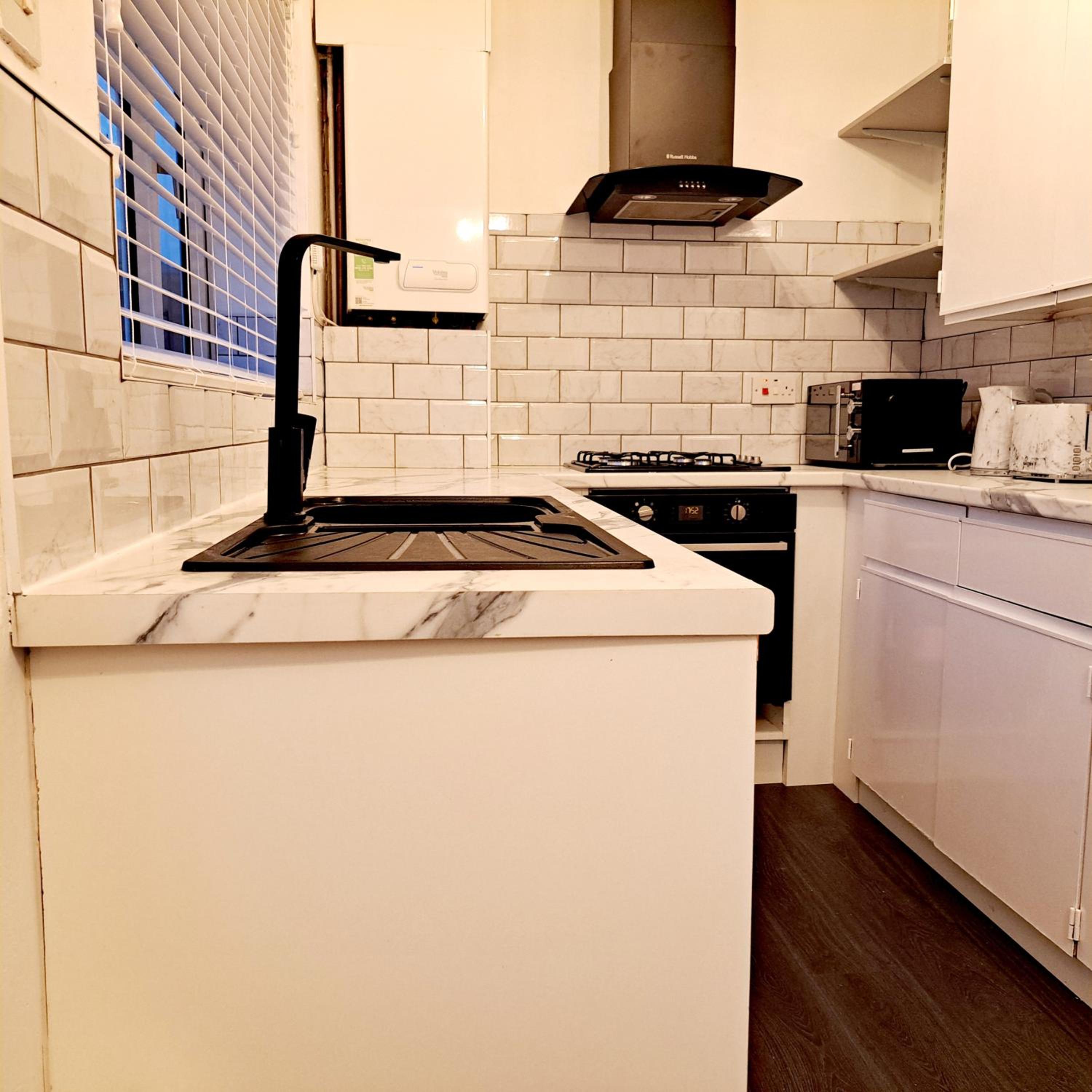 2 Bedroom House in Leeds - Sleeps 5 WiFi Parking
