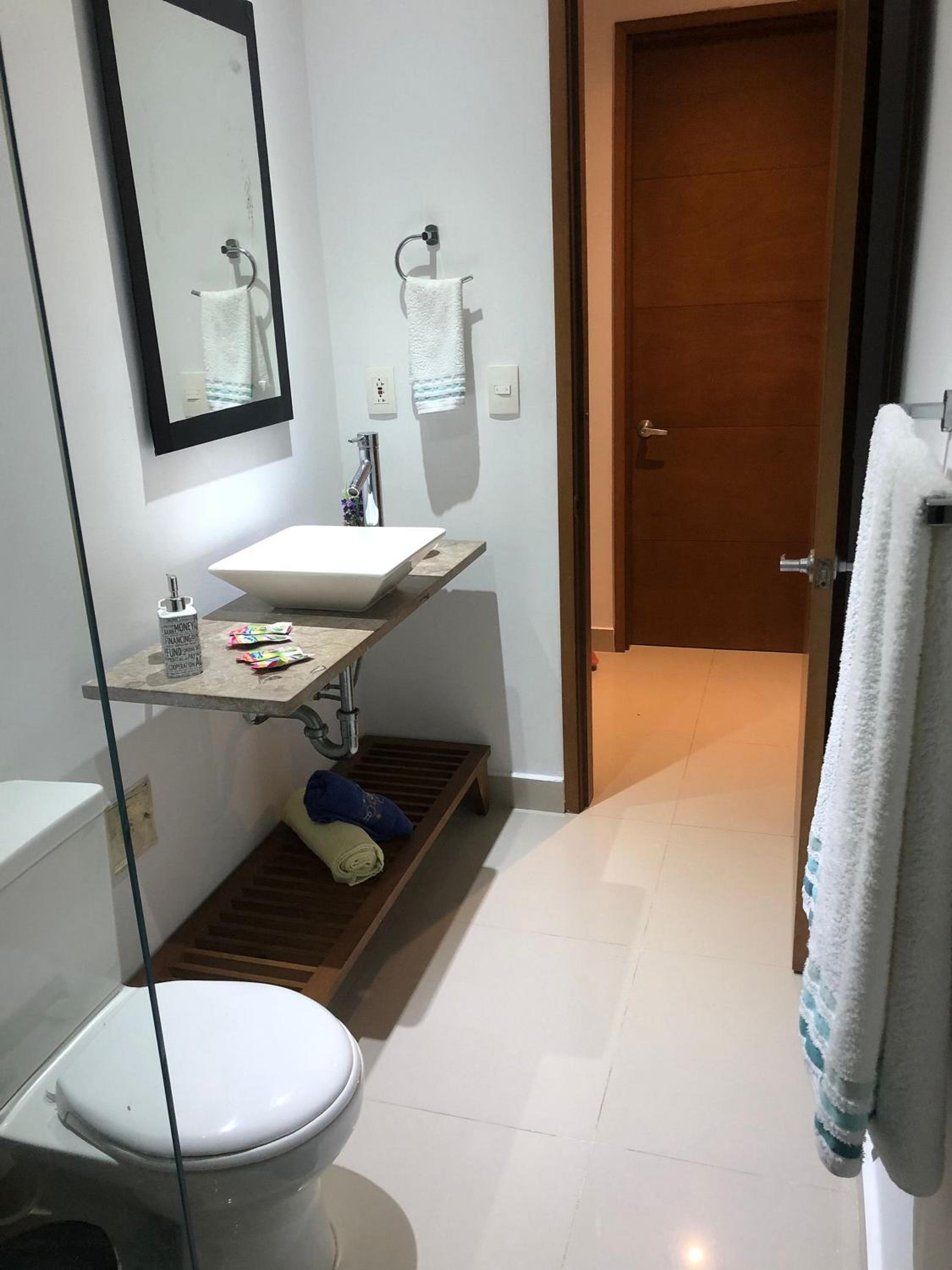 Amplios Aptos de Lujo Frente a la Playa a 5 Minutos del Centro y del Aeropuerto, en Edificio con Piscina, Jacuzzi, Sauna, Gimnasio, Turco y Seguridad las 2