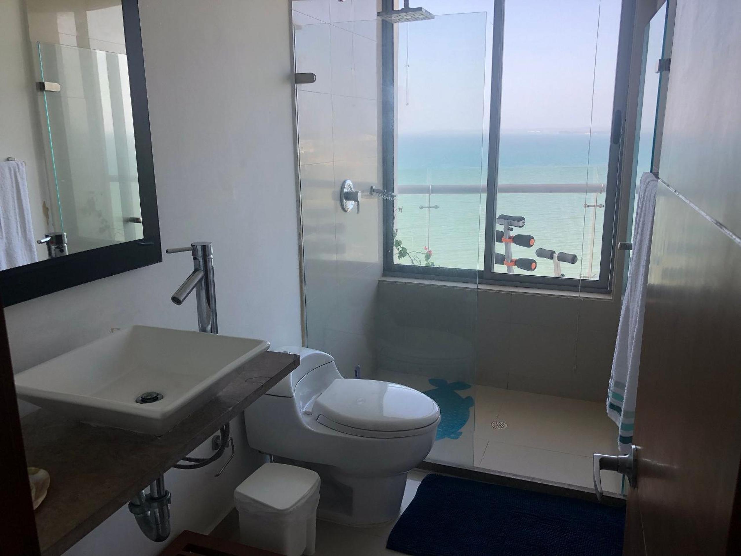 Amplios Aptos de Lujo Frente a la Playa a 5 Minutos del Centro y del Aeropuerto, en Edificio con Piscina, Jacuzzi, Sauna, Gimnasio, Turco y Seguridad las 2