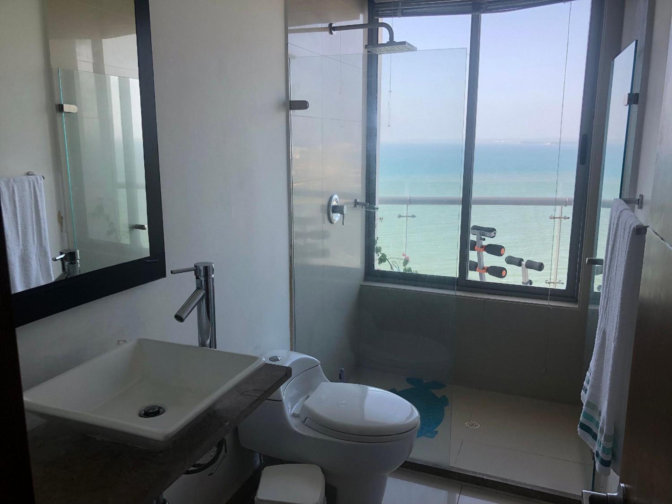 Amplios Aptos de Lujo Frente a la Playa a 5 Minutos del Centro y del Aeropuerto, en Edificio con Piscina, Jacuzzi, Sauna, Gimnasio, Turco y Seguridad las 2