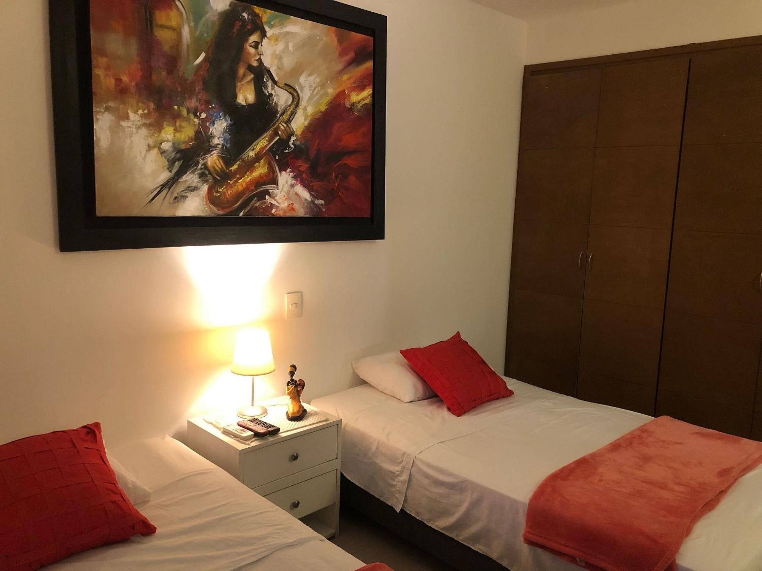 Amplios Aptos de Lujo Frente a la Playa a 5 Minutos del Centro y del Aeropuerto, en Edificio con Piscina, Jacuzzi, Sauna, Gimnasio, Turco y Seguridad las 2
