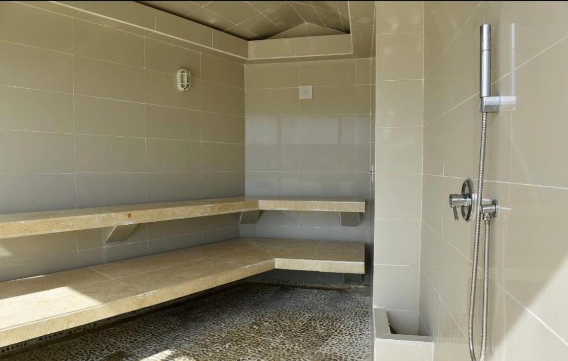 Amplios Aptos de Lujo Frente a la Playa a 5 Minutos del Centro y del Aeropuerto, en Edificio con Piscina, Jacuzzi, Sauna, Gimnasio, Turco y Seguridad las 2