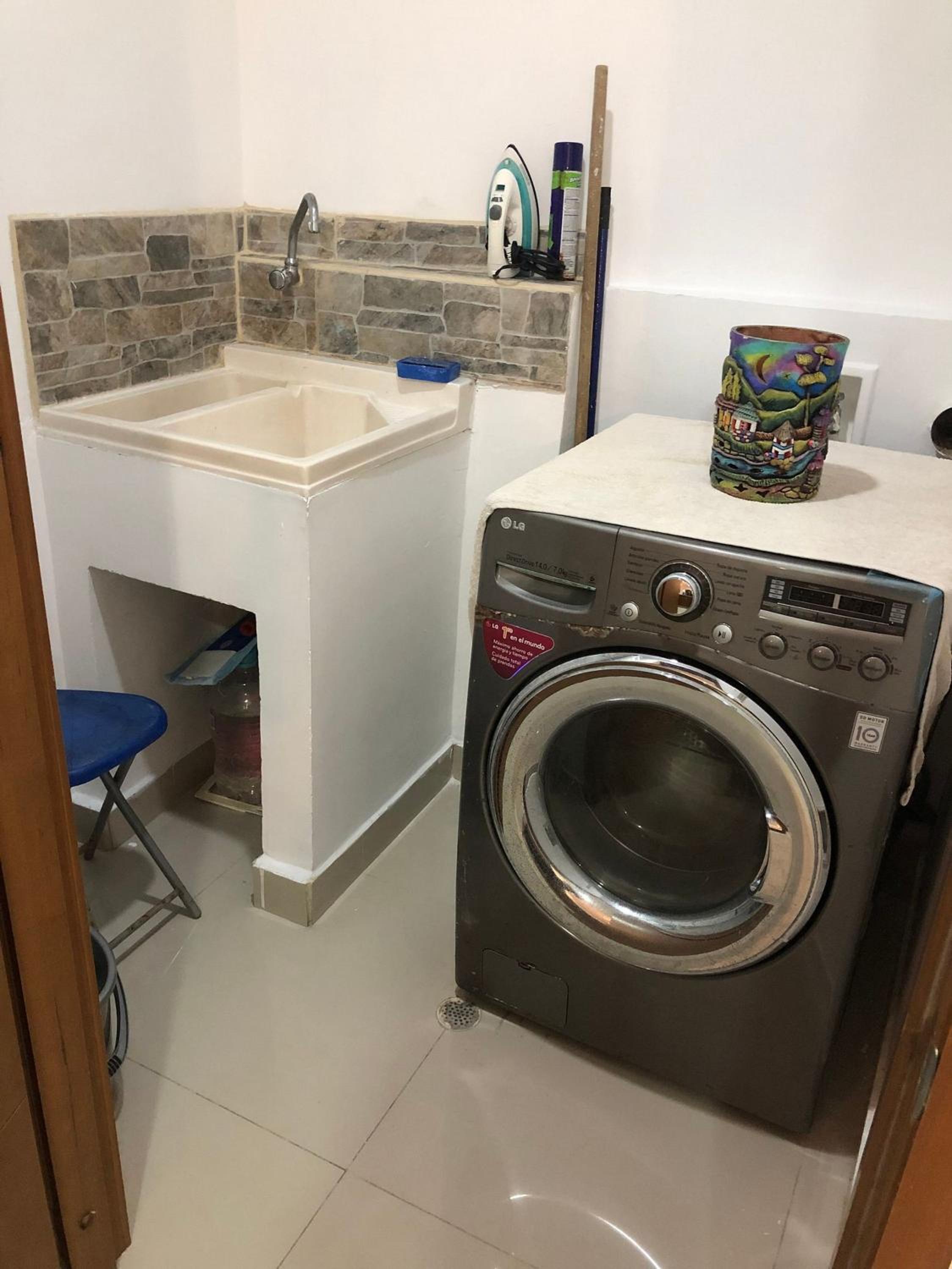 Amplios Aptos de Lujo Frente a la Playa a 5 Minutos del Centro y del Aeropuerto, en Edificio con Piscina, Jacuzzi, Sauna, Gimnasio, Turco y Seguridad las 2