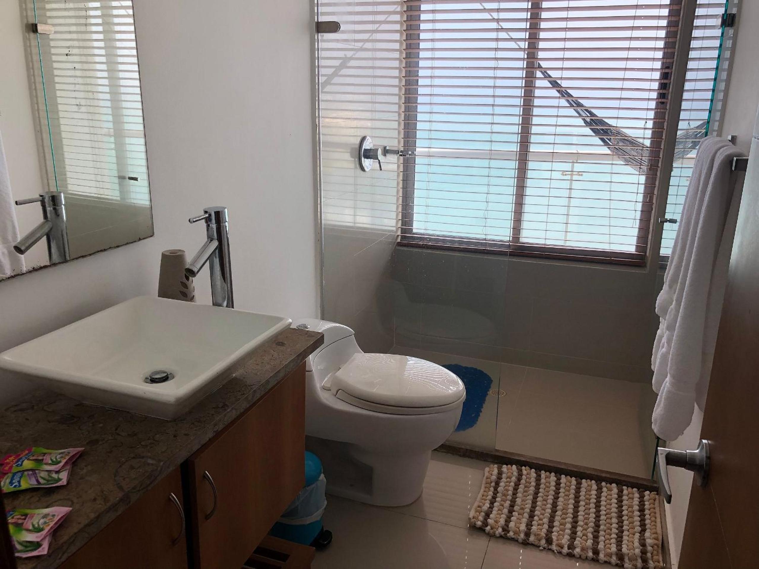 Amplios Aptos de Lujo Frente a la Playa a 5 Minutos del Centro y del Aeropuerto, en Edificio con Piscina, Jacuzzi, Sauna, Gimnasio, Turco y Seguridad las 2