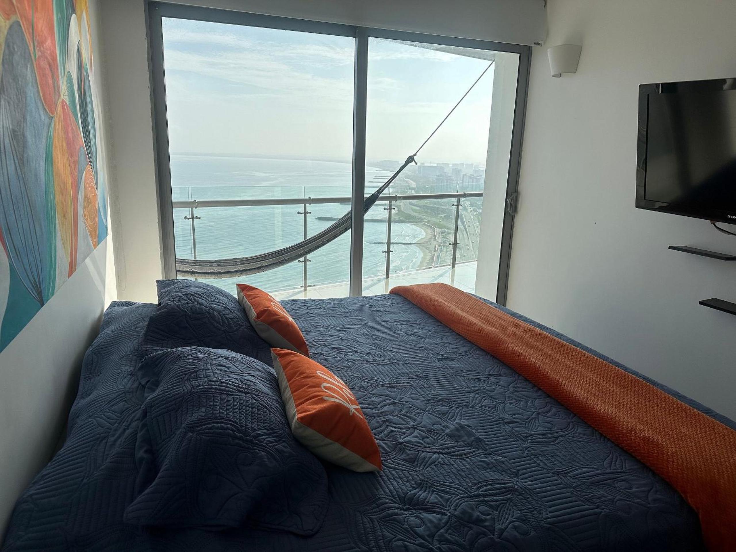 Amplios Aptos de Lujo Frente a la Playa a 5 Minutos del Centro y del Aeropuerto, en Edificio con Piscina, Jacuzzi, Sauna, Gimnasio, Turco y Seguridad las 2