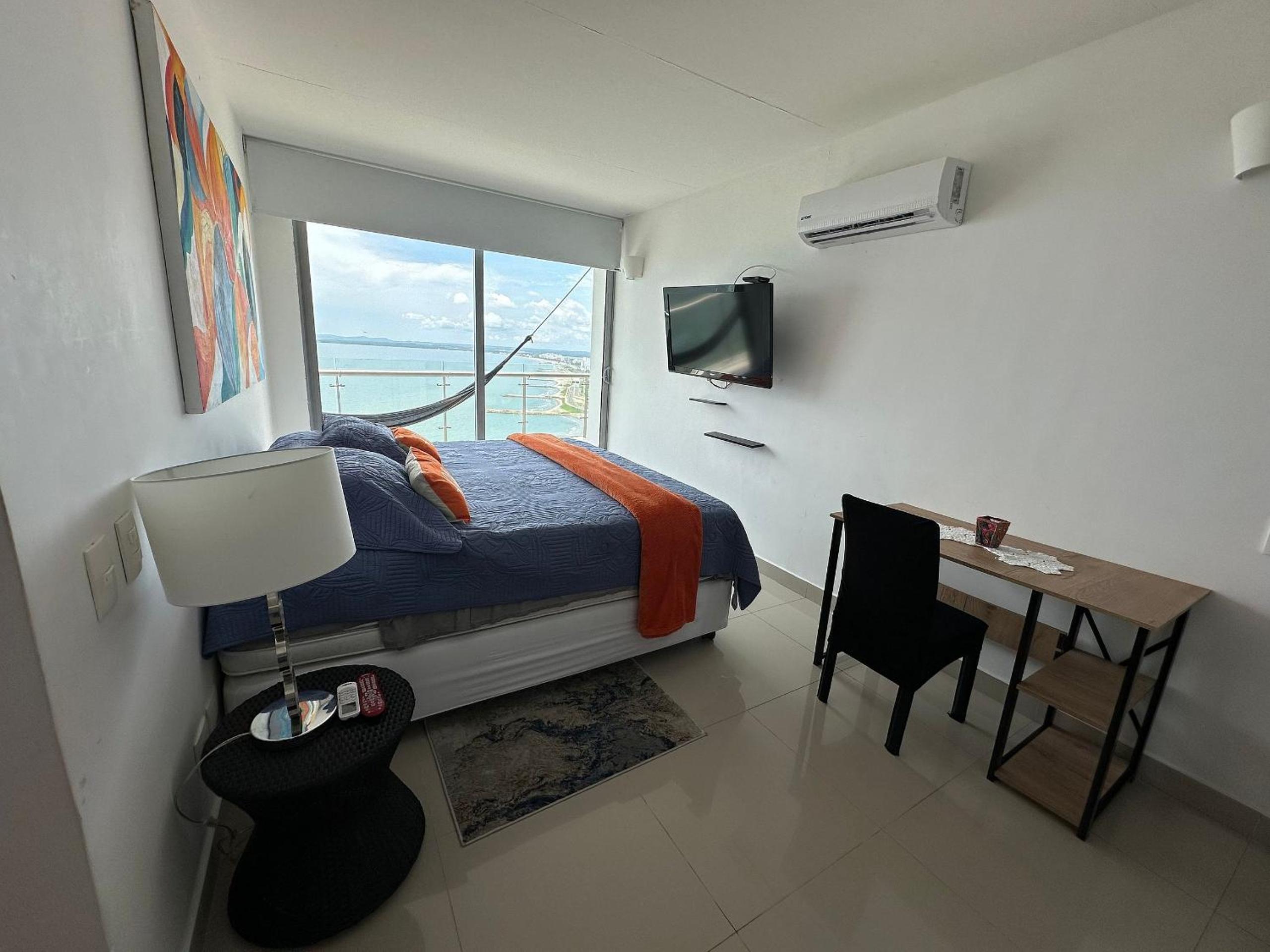 Amplios Aptos de Lujo Frente a la Playa a 5 Minutos del Centro y del Aeropuerto, en Edificio con Piscina, Jacuzzi, Sauna, Gimnasio, Turco y Seguridad las 2