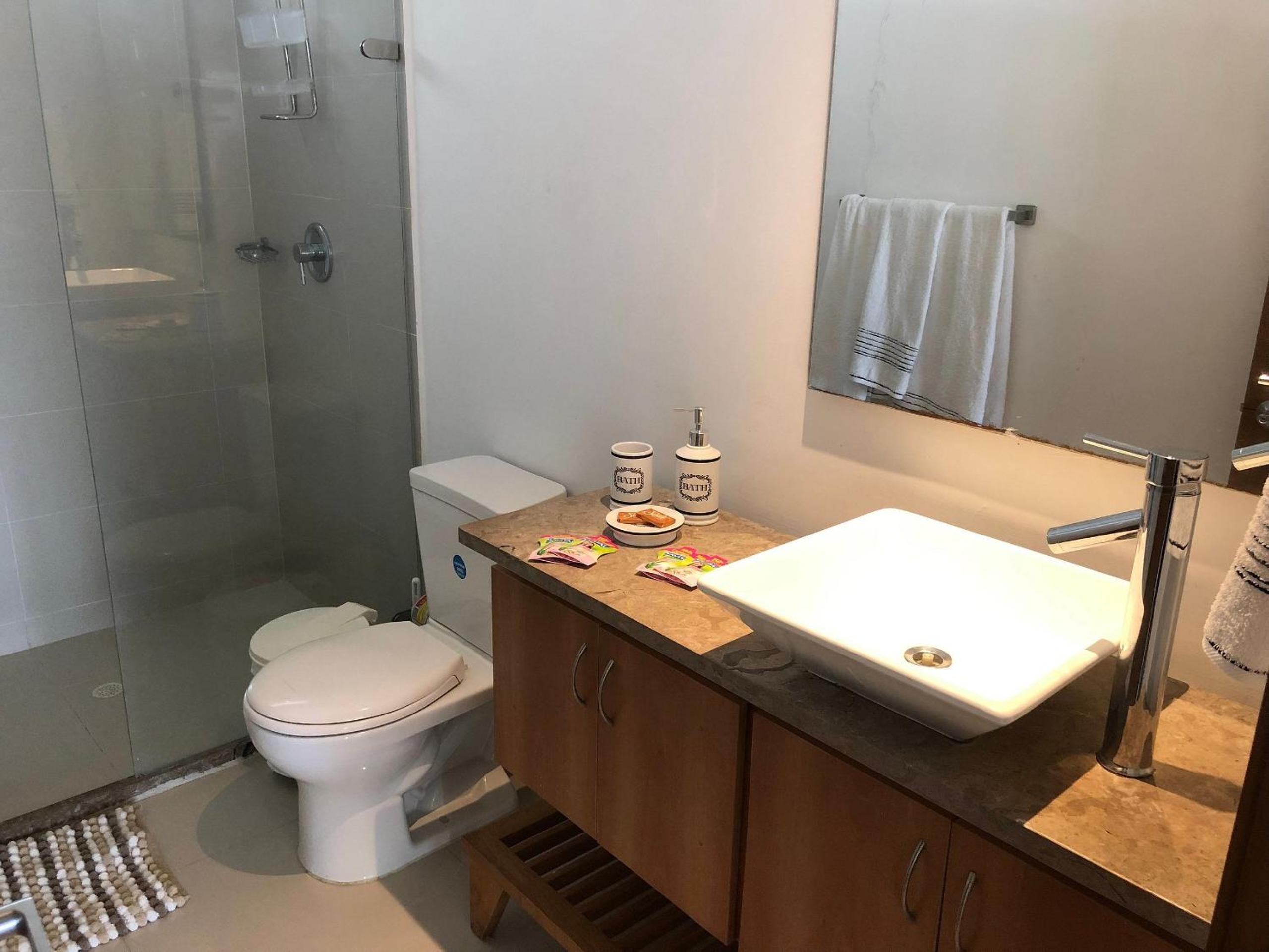Amplios Aptos de Lujo Frente a la Playa a 5 Minutos del Centro y del Aeropuerto, en Edificio con Piscina, Jacuzzi, Sauna, Gimnasio, Turco y Seguridad las 2