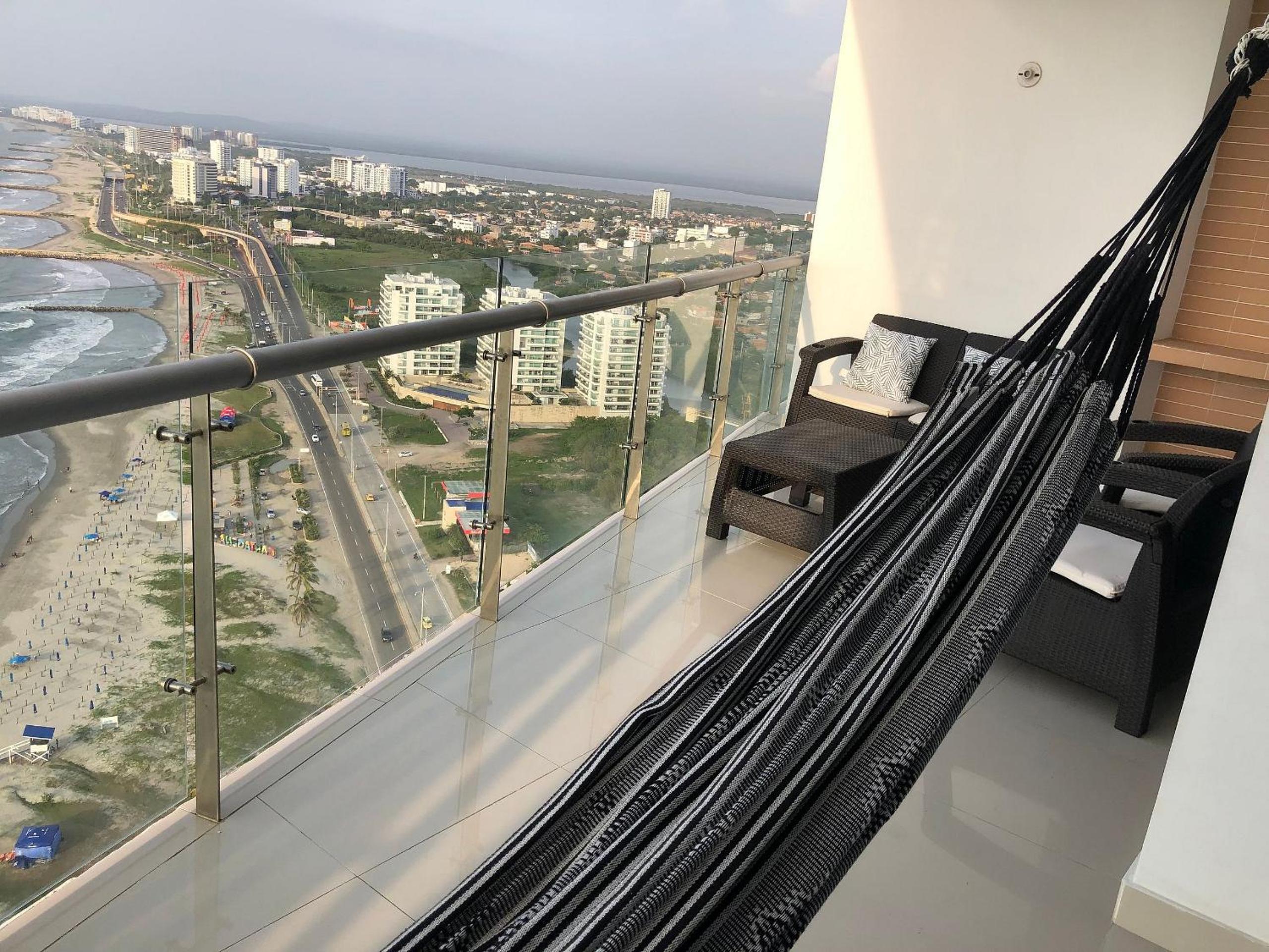 Amplios Aptos de Lujo Frente a la Playa a 5 Minutos del Centro y del Aeropuerto, en Edificio con Piscina, Jacuzzi, Sauna, Gimnasio, Turco y Seguridad las 2