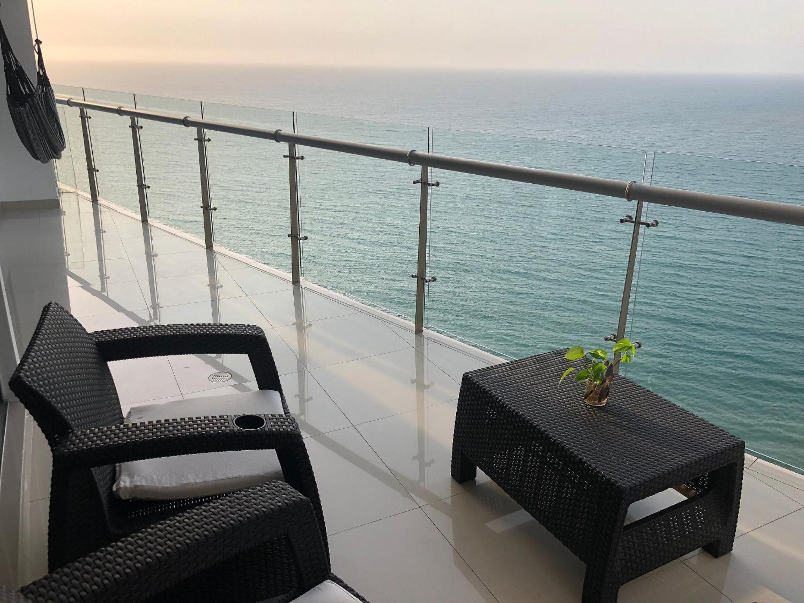 Amplios Aptos de Lujo Frente a la Playa a 5 Minutos del Centro y del Aeropuerto, en Edificio con Piscina, Jacuzzi, Sauna, Gimnasio, Turco y Seguridad las 2