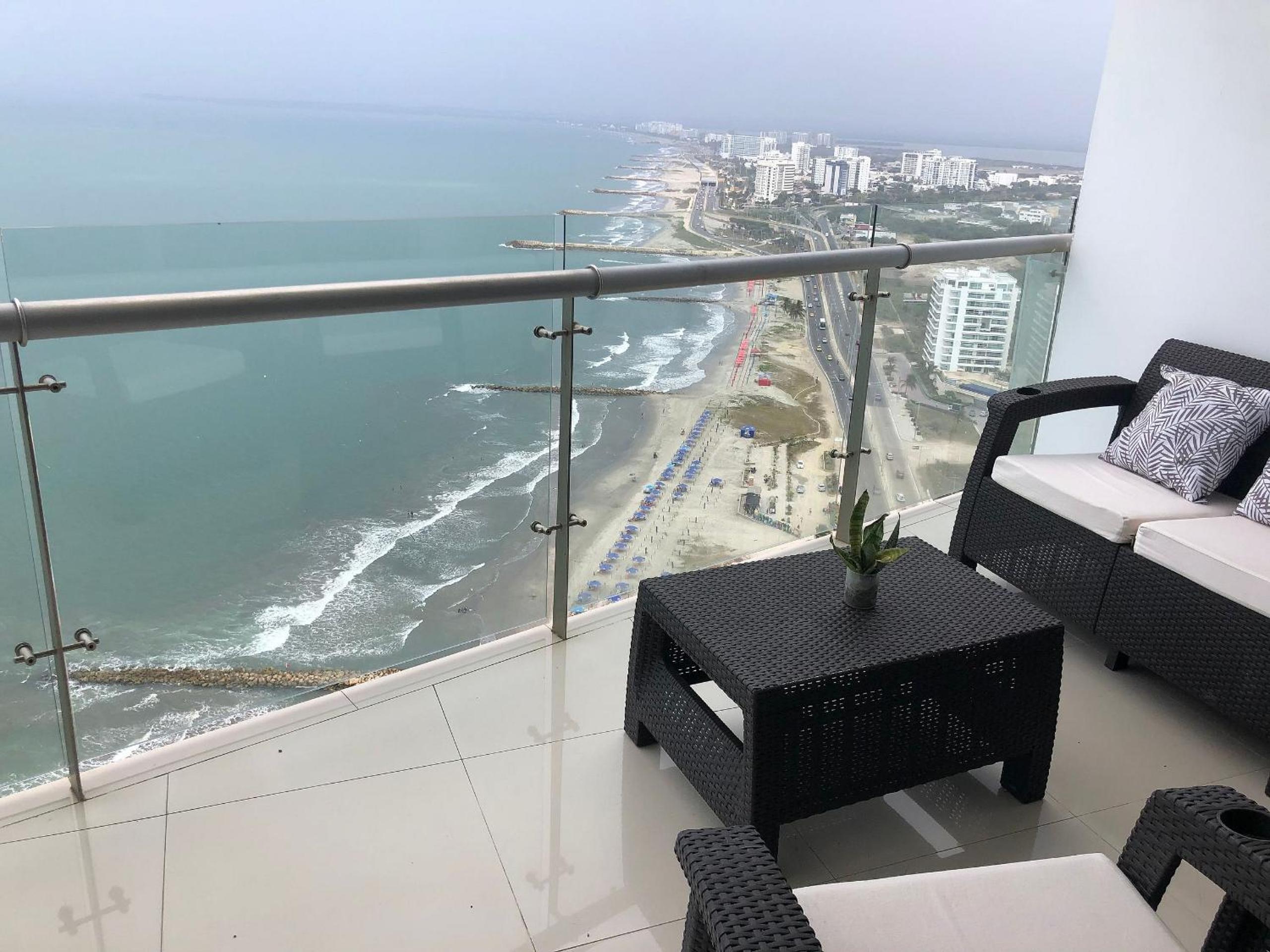 Amplios Aptos de Lujo Frente a la Playa a 5 Minutos del Centro y del Aeropuerto, en Edificio con Piscina, Jacuzzi, Sauna, Gimnasio, Turco y Seguridad las 2