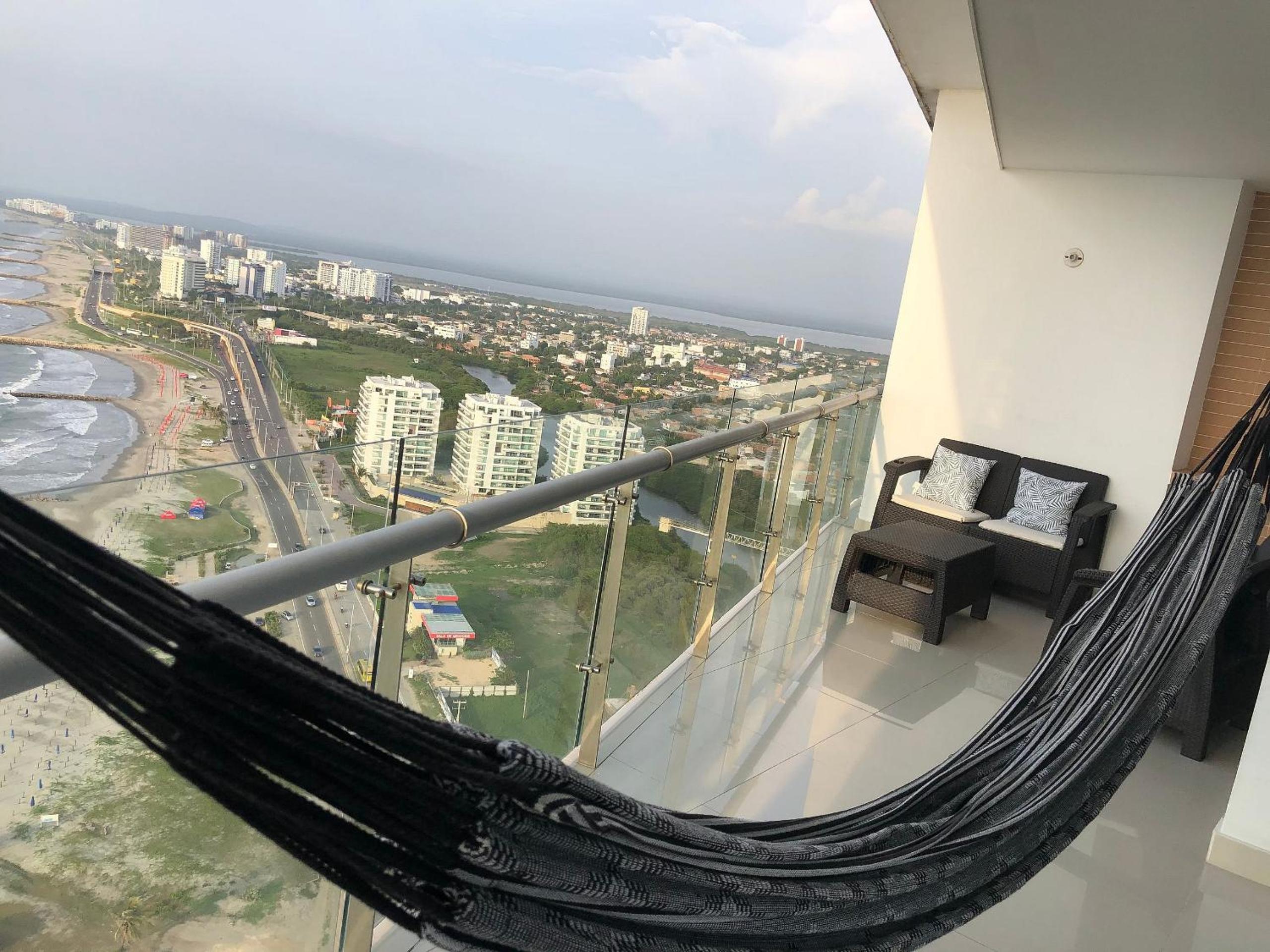 Amplios Aptos de Lujo Frente a la Playa a 5 Minutos del Centro y del Aeropuerto, en Edificio con Piscina, Jacuzzi, Sauna, Gimnasio, Turco y Seguridad las 2