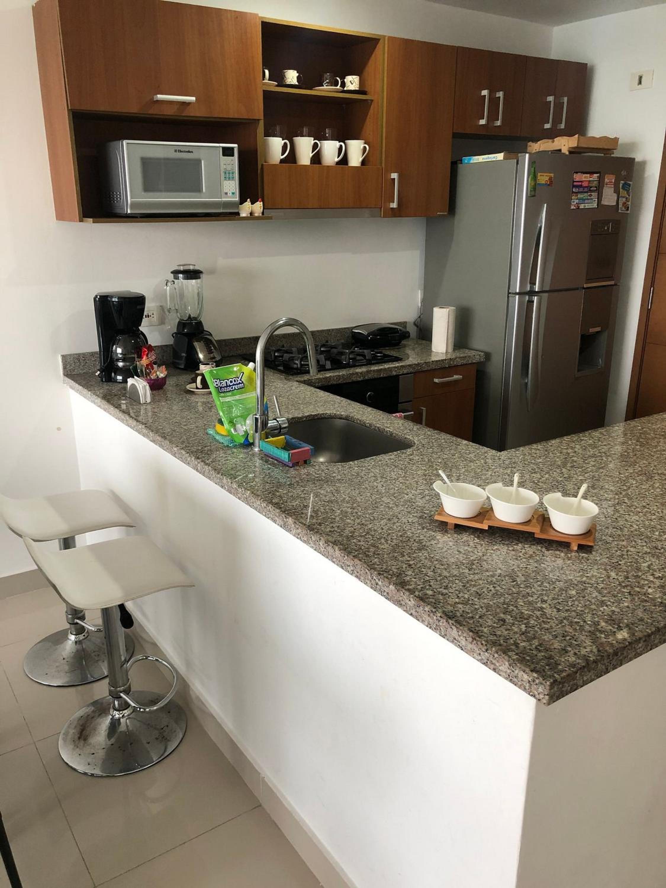 Amplios Aptos de Lujo Frente a la Playa a 5 Minutos del Centro y del Aeropuerto, en Edificio con Piscina, Jacuzzi, Sauna, Gimnasio, Turco y Seguridad las 2