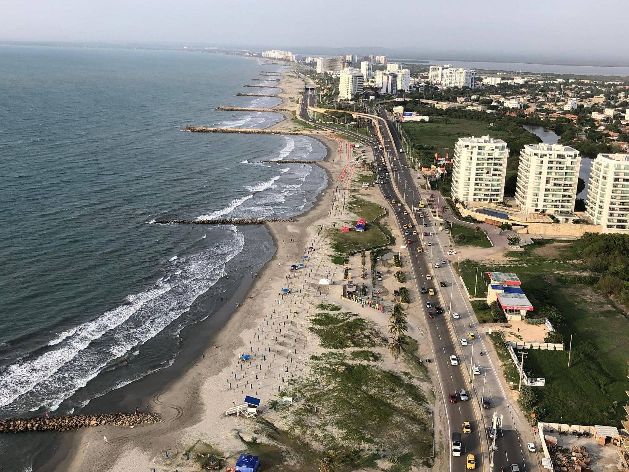Amplios Aptos de Lujo Frente a la Playa a 5 Minutos del Centro y del Aeropuerto, en Edificio con Piscina, Jacuzzi, Sauna, Gimnasio, Turco y Seguridad las 2