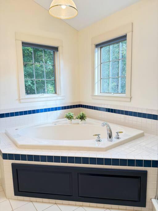 Cozy Ithaca Retreat - Fenced Yard - 7 min to Cornell view 3