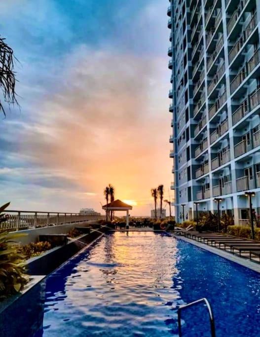 Stunning Suite with Balcony near MOA view 5