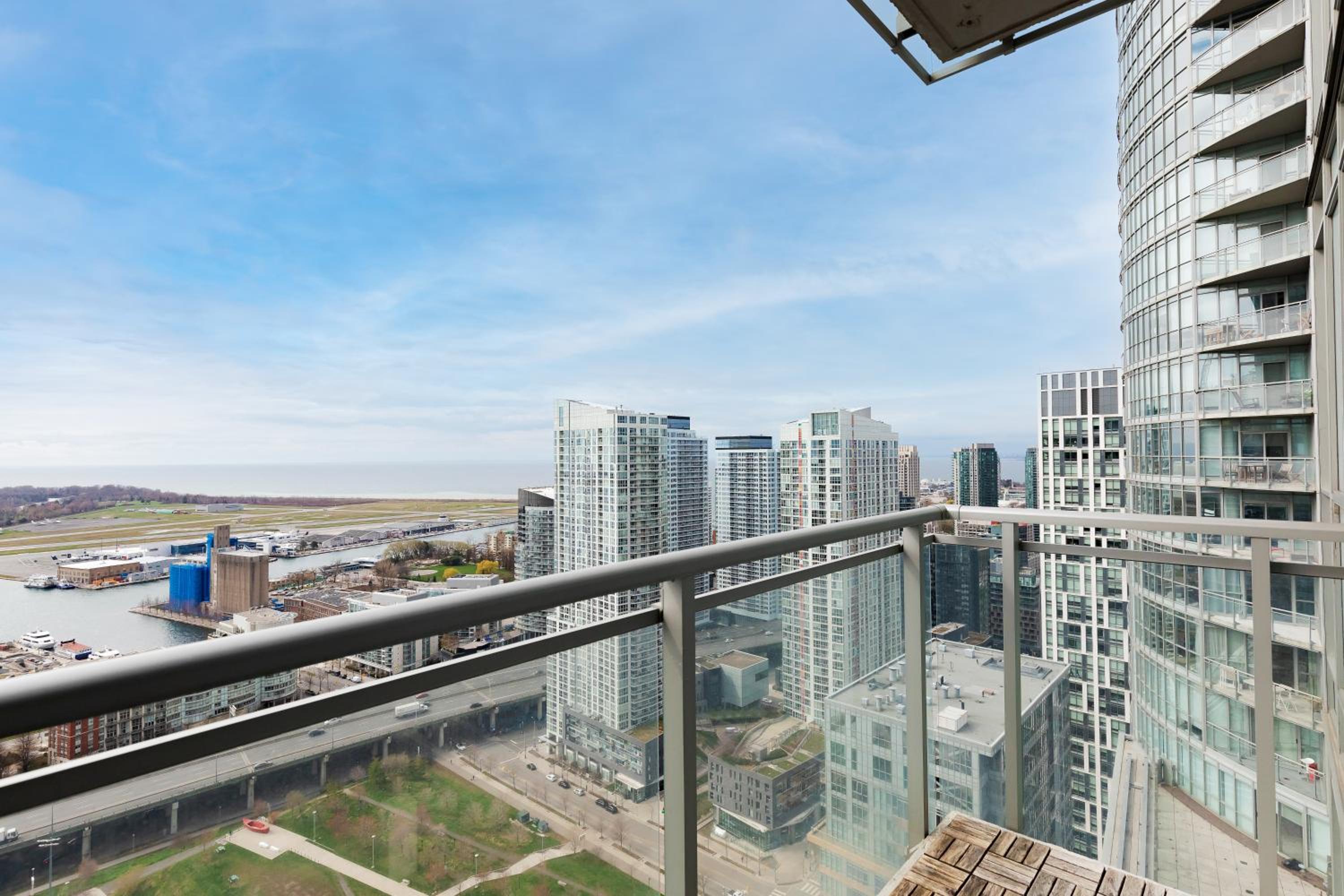 Sub Penthouse Mesmerizing City Views