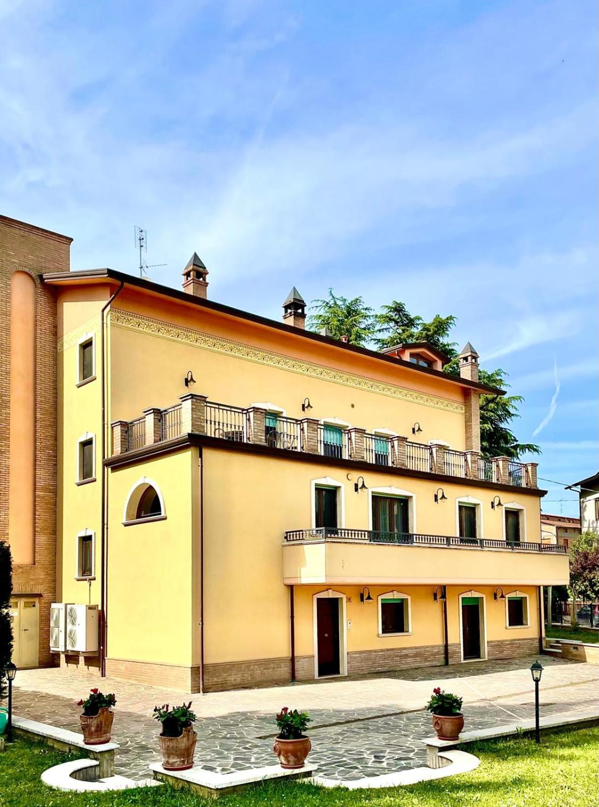 Villa Adige Luxury - M&M Holiday House view 4