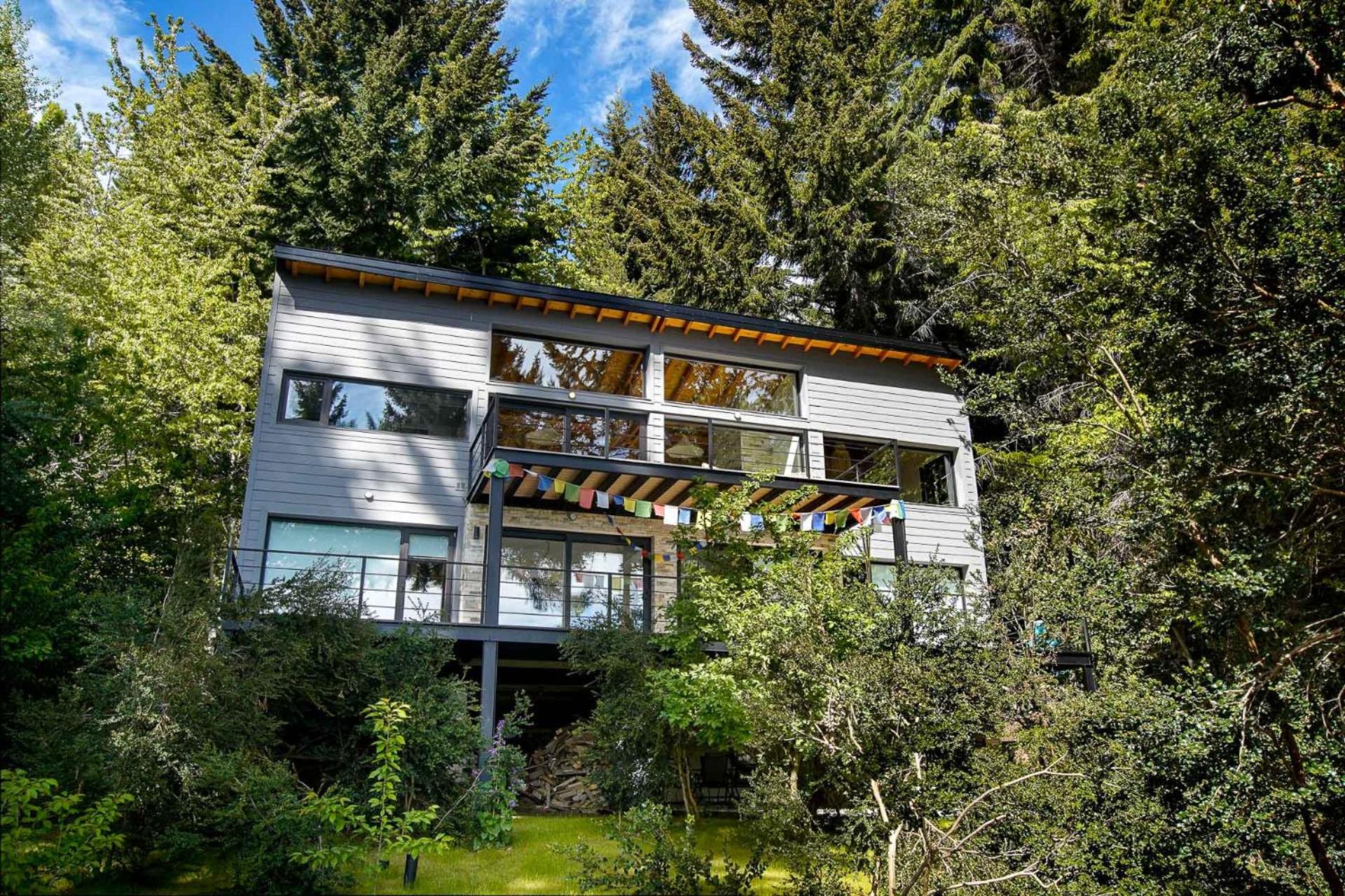 Casa alta vista panoramica lago Moreno, cochera, moderno