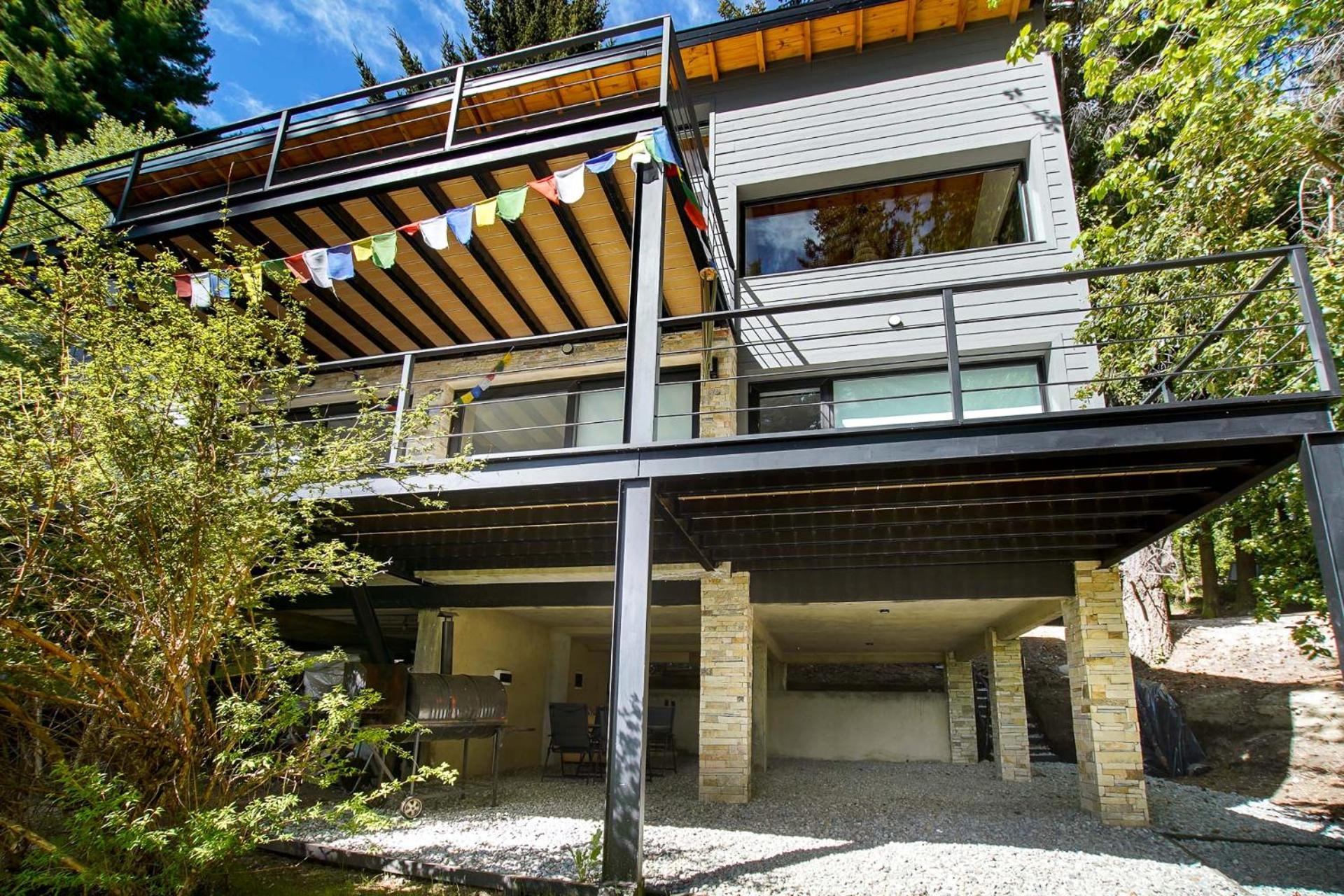 Casa alta vista panoramica lago Moreno, cochera, moderno