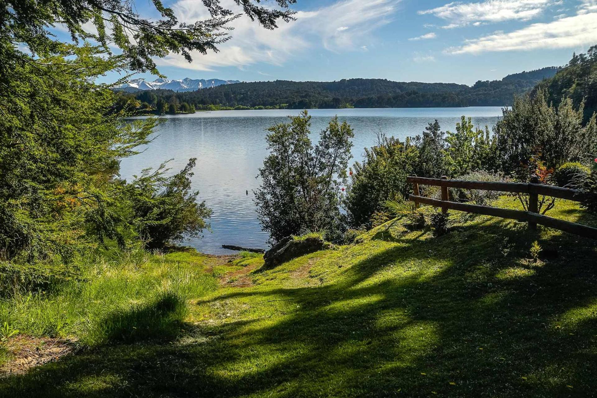 Casa alta vista panoramica lago Moreno, cochera, moderno