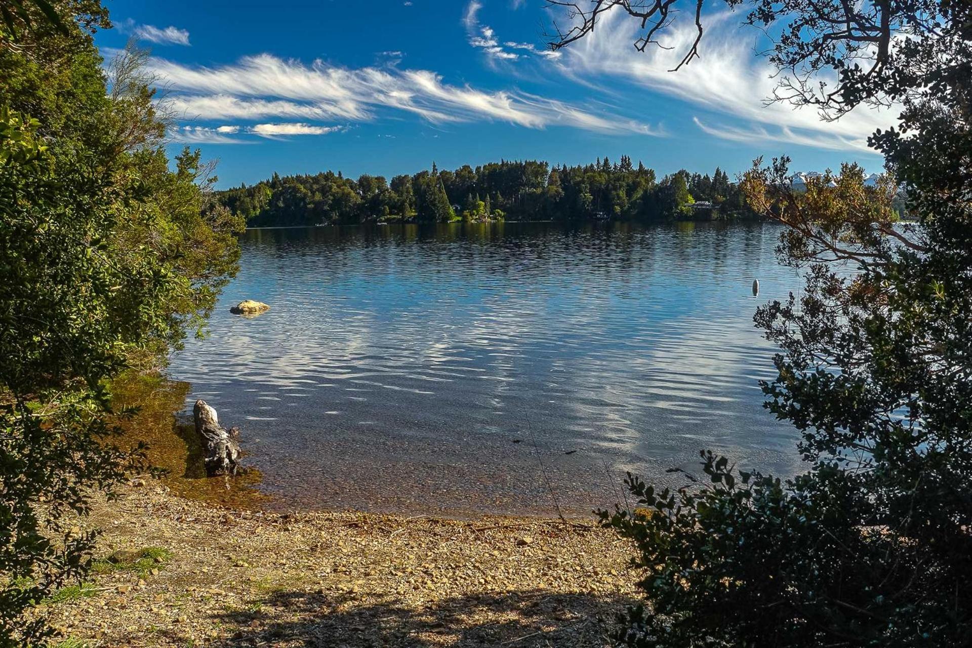 Casa alta vista panoramica lago Moreno, cochera, moderno