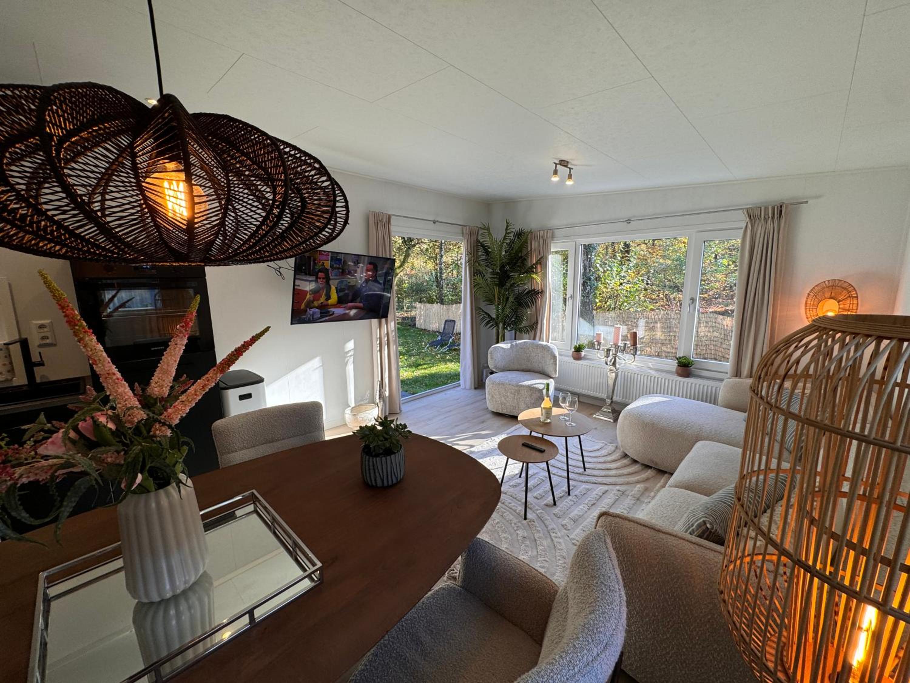 VELUWSHOF HOENDERLOO HOLIDAYS Luxe Holidayhomes with PRIVATE JACUZZI'S - SwimmingPool - Tennis Court - Bowling - Supermarket and Children Entertainment view 2