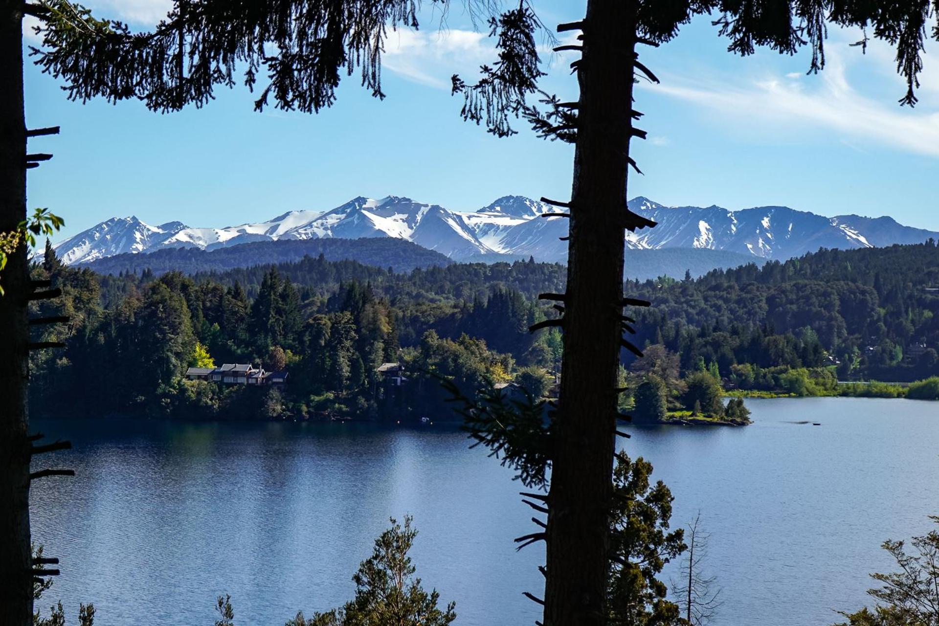 Casa alta vista panoramica lago Moreno, cochera, moderno