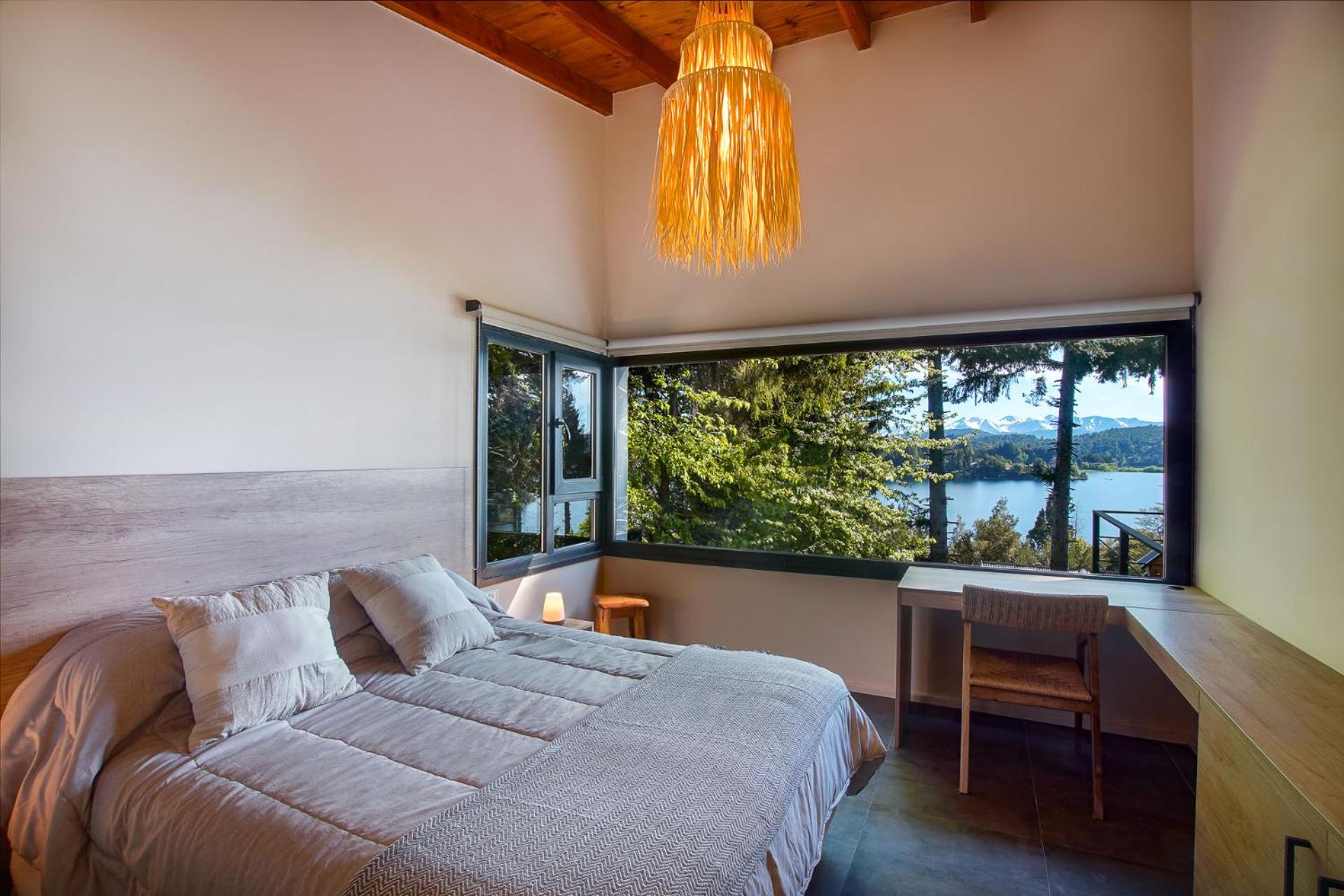 Casa alta vista panoramica lago Moreno, cochera, moderno