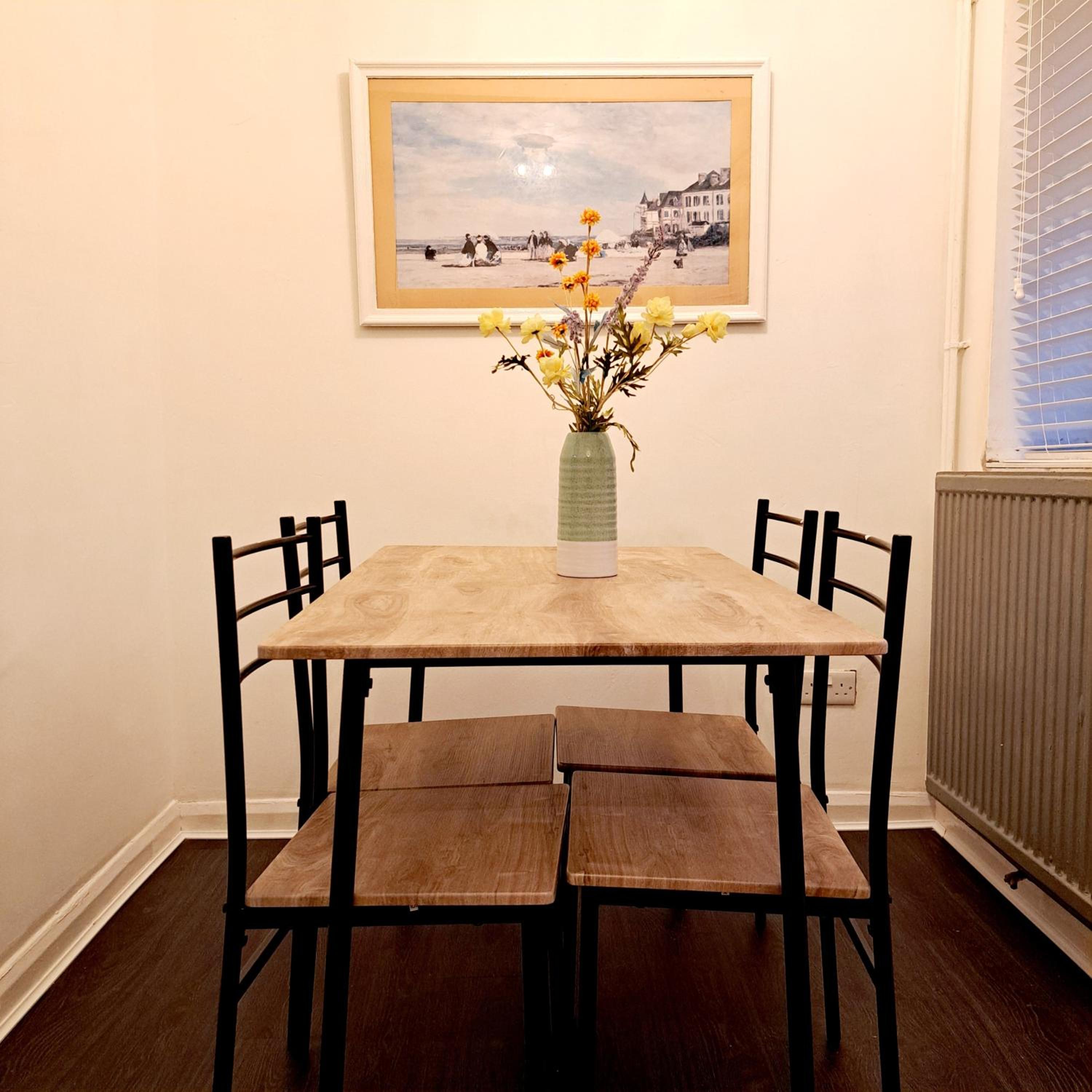 2 Bedroom House in Leeds - Sleeps 5 WiFi Parking