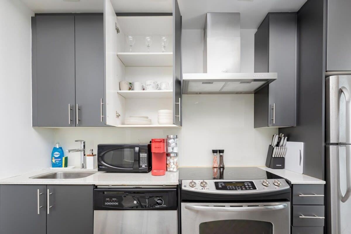 Modern Cozy 1BR Condo Near Toronto's Lakefront
