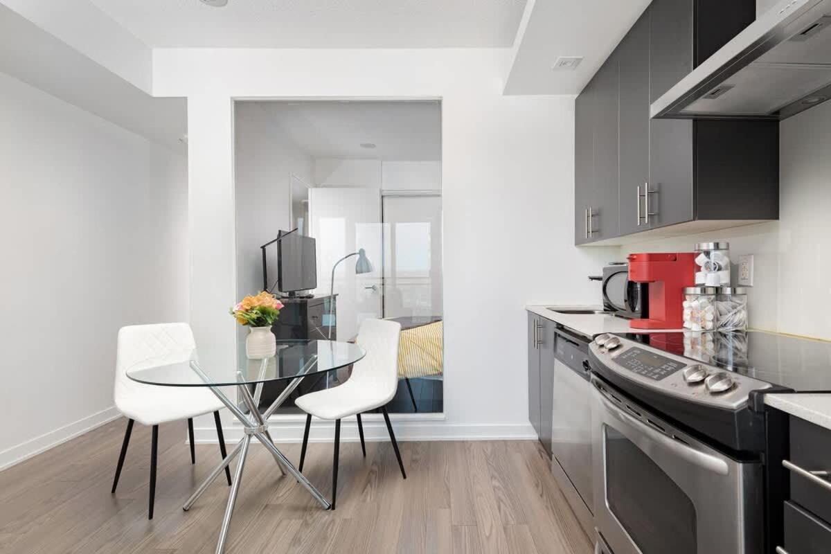 Modern Cozy 1BR Condo Near Toronto's Lakefront