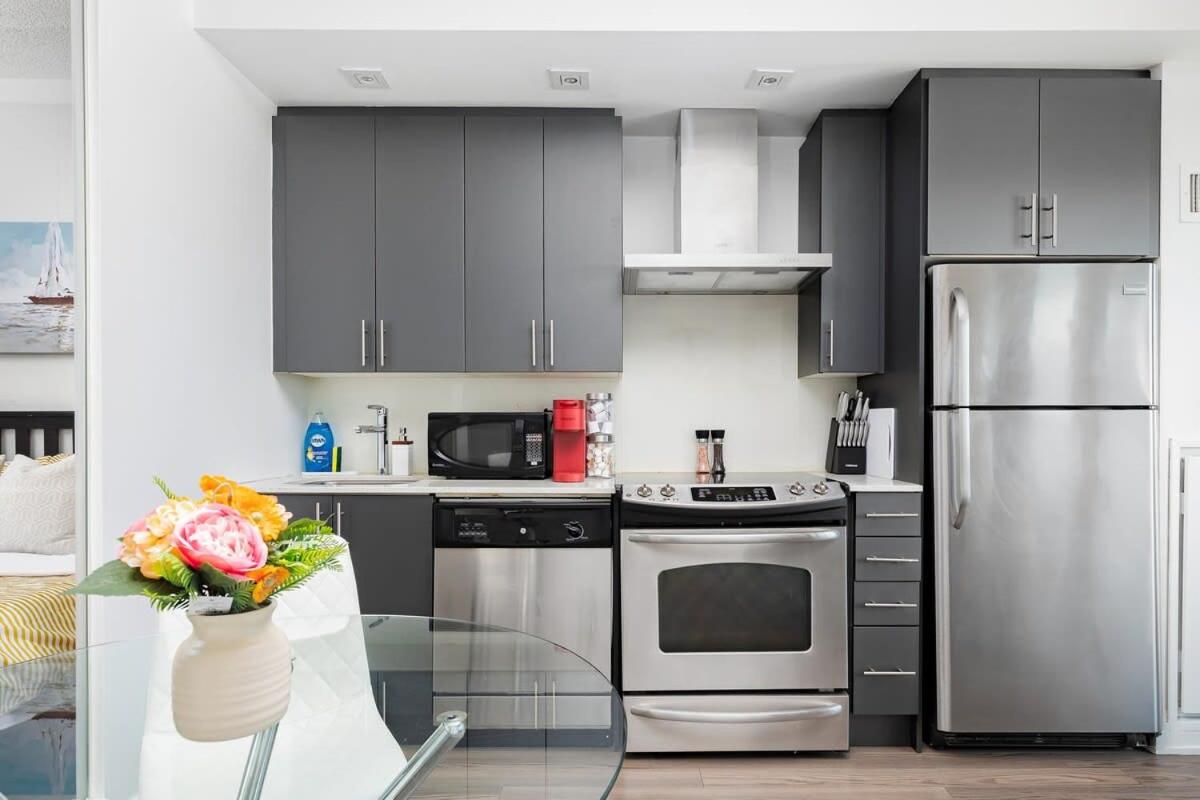 Modern Cozy 1BR Condo Near Toronto's Lakefront