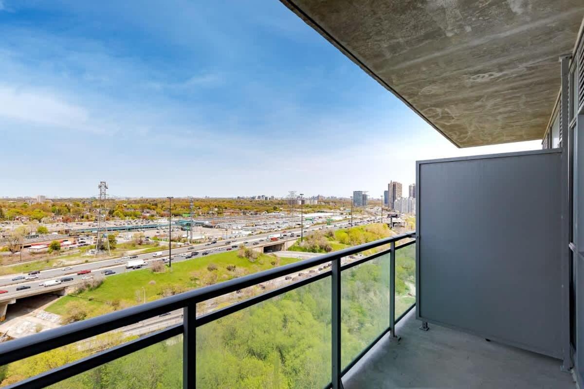 Modern Cozy 1BR Condo Near Toronto's Lakefront