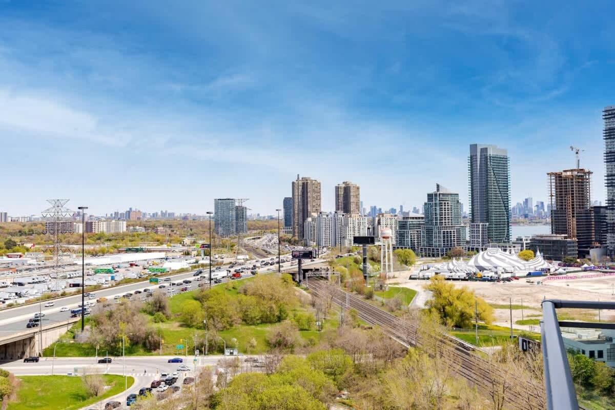 Modern Cozy 1BR Condo Near Toronto's Lakefront