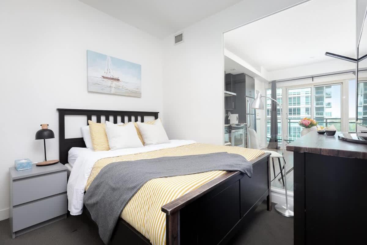 Modern Cozy 1BR Condo Near Toronto's Lakefront