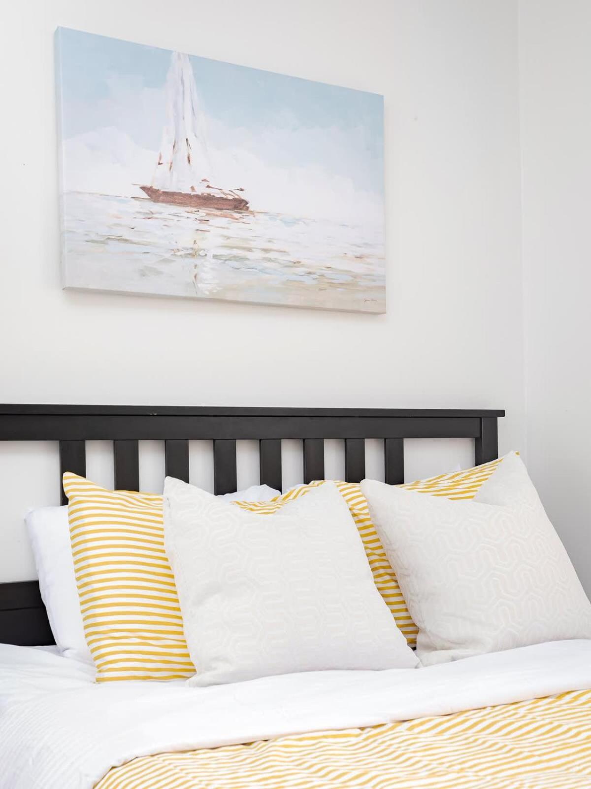 Modern Cozy 1BR Condo Near Toronto's Lakefront