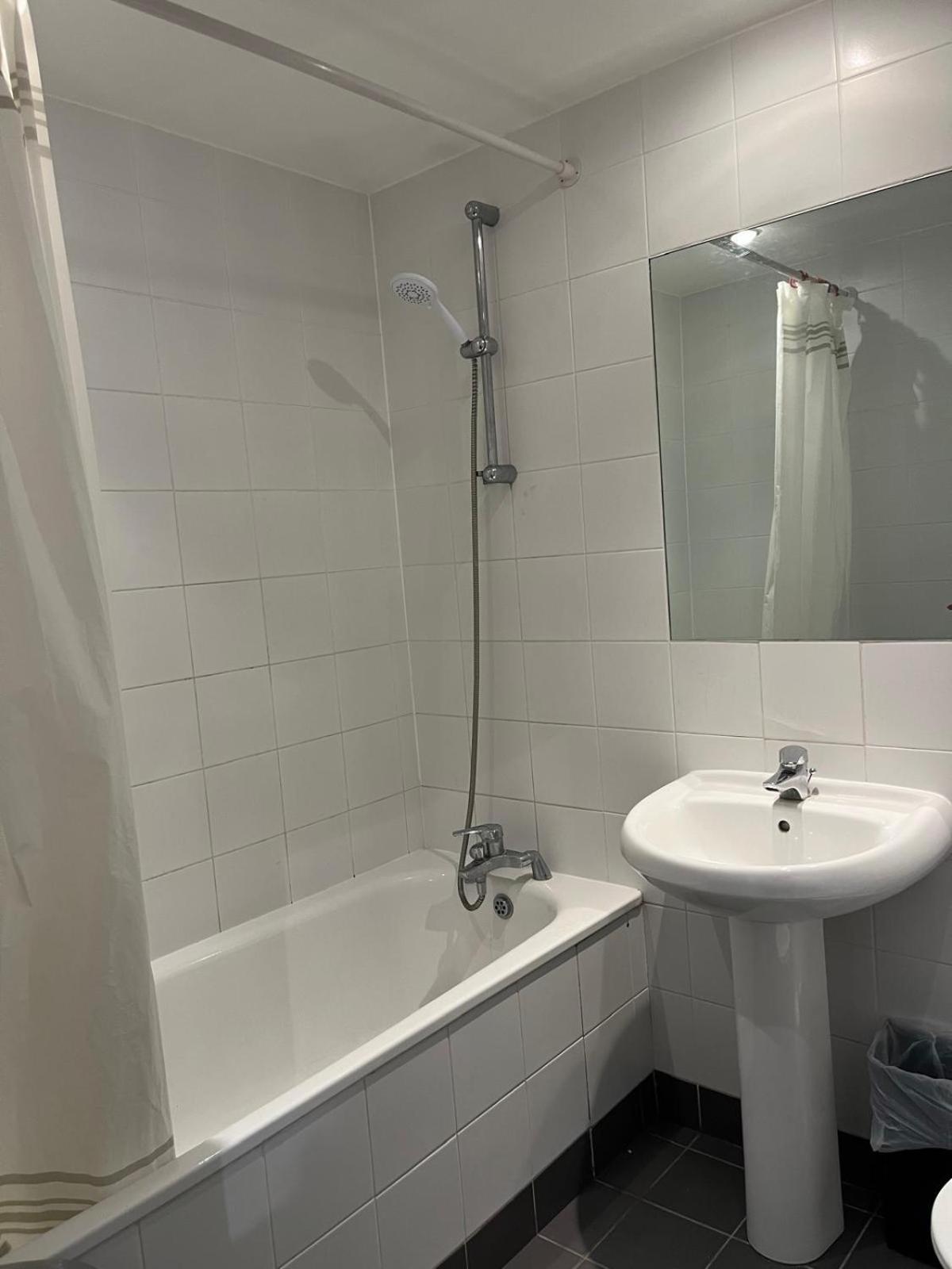 2 double bedrooms apartment near airport & town