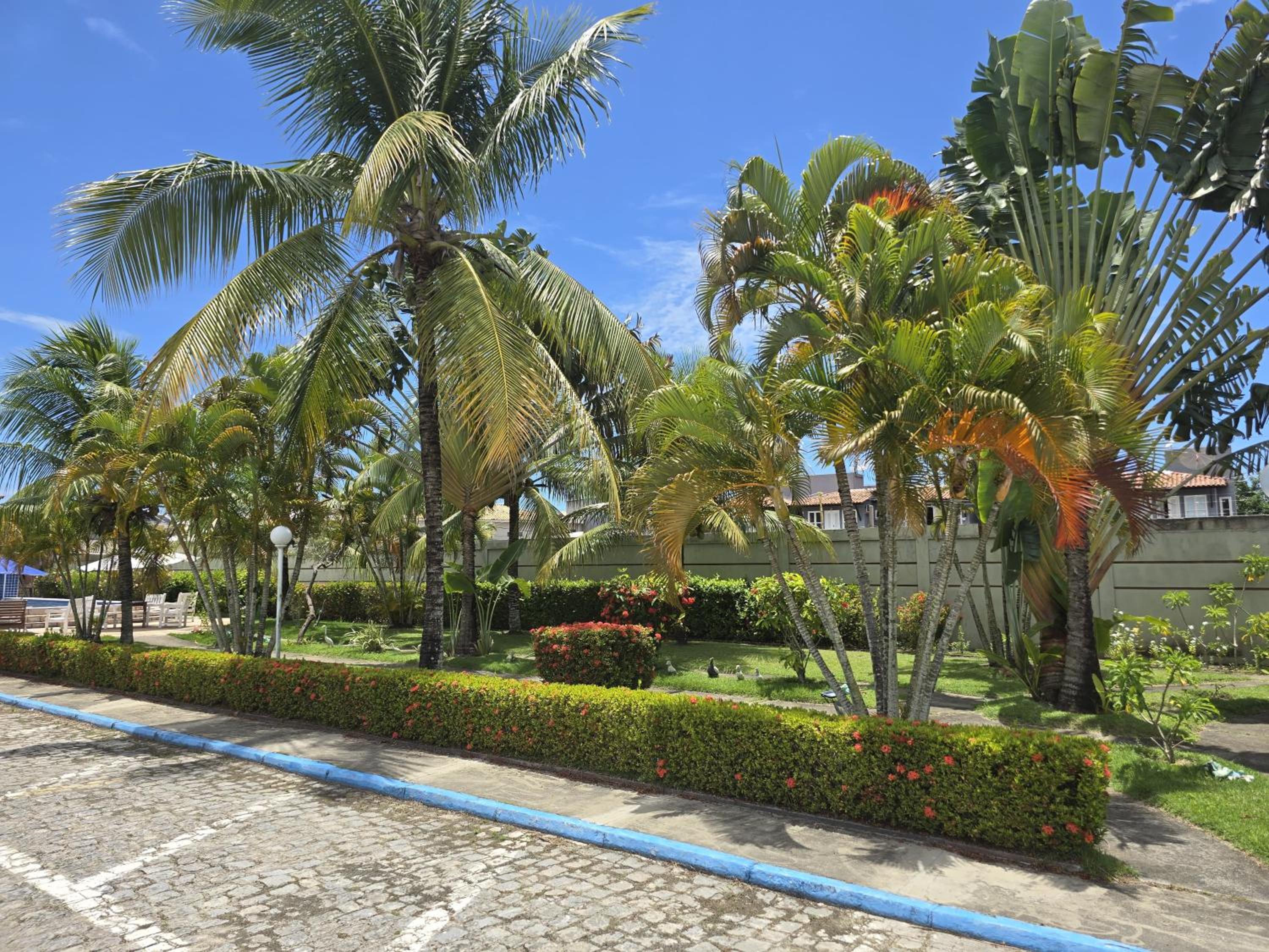 Apto Térreo Mobiliado com Piscina - 400m da Praia de Taperapuan, Próximo ao Axé Moi- Golden Dolphin Residence