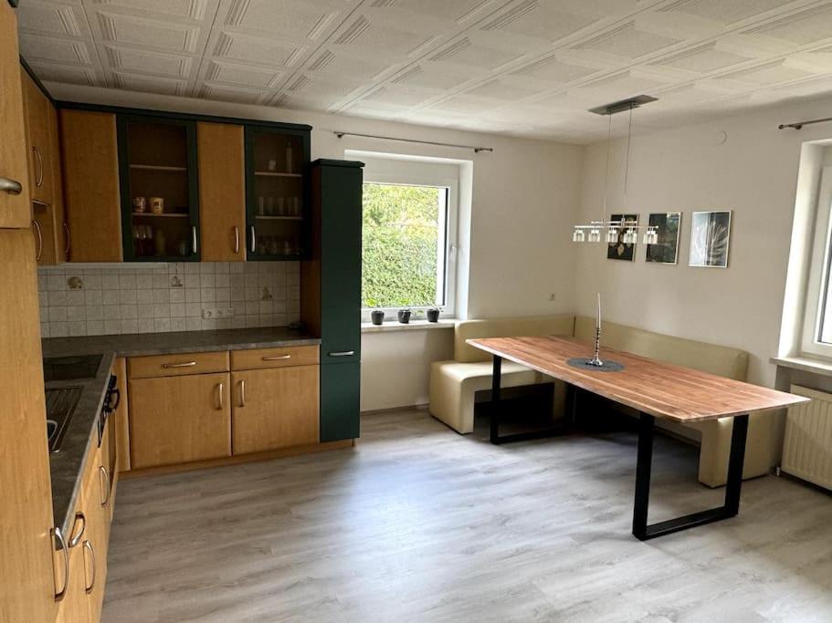 Schöne Wohnung in grüner Lage mit Fitnessgerät