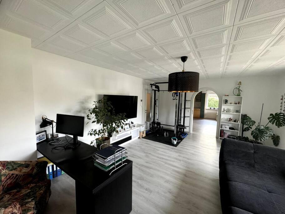 Schöne Wohnung in grüner Lage mit Fitnessgerät