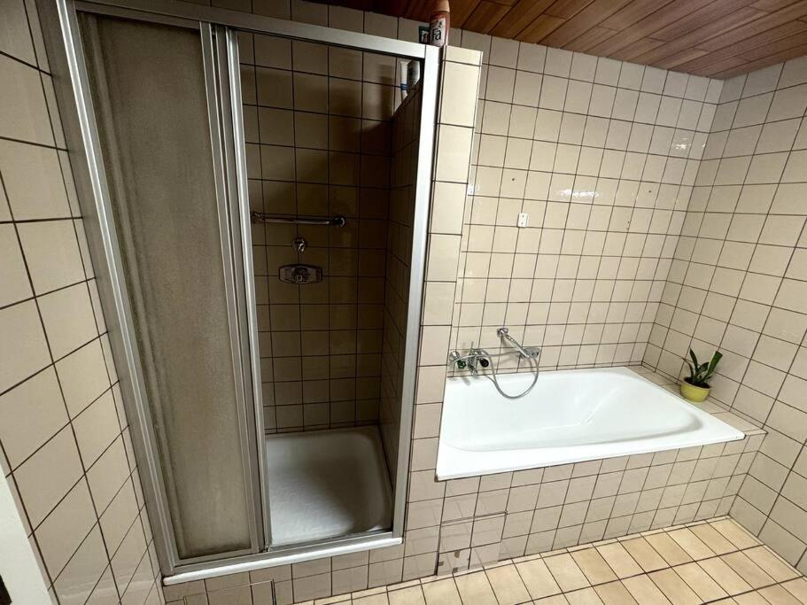 Schöne Wohnung in grüner Lage mit Fitnessgerät