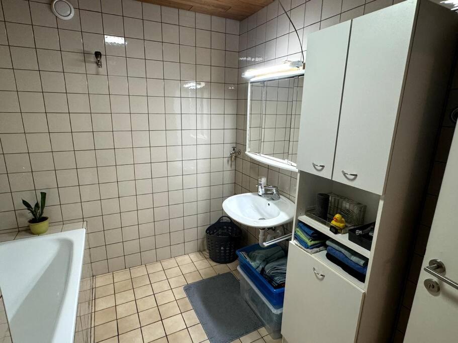 Schöne Wohnung in grüner Lage mit Fitnessgerät