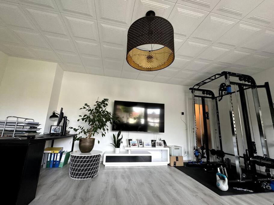 Schöne Wohnung in grüner Lage mit Fitnessgerät