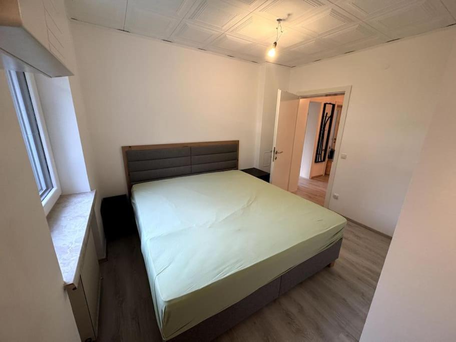Schöne Wohnung in grüner Lage mit Fitnessgerät