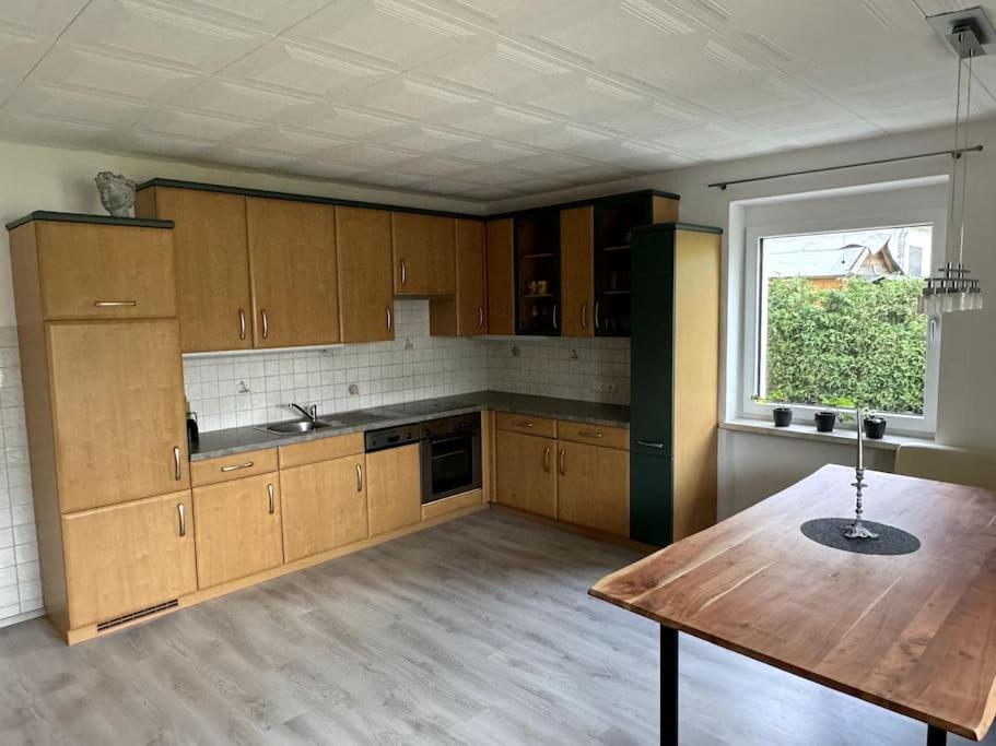 Schöne Wohnung in grüner Lage mit Fitnessgerät