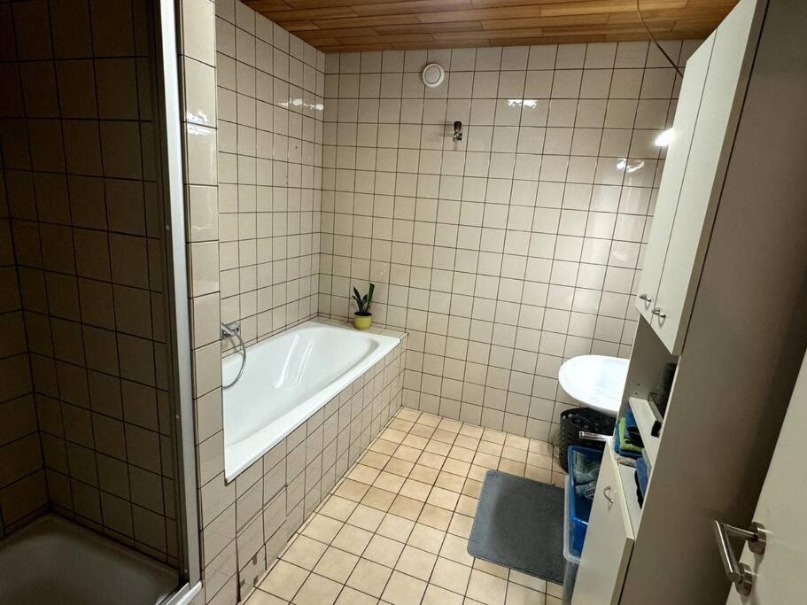 Schöne Wohnung in grüner Lage mit Fitnessgerät