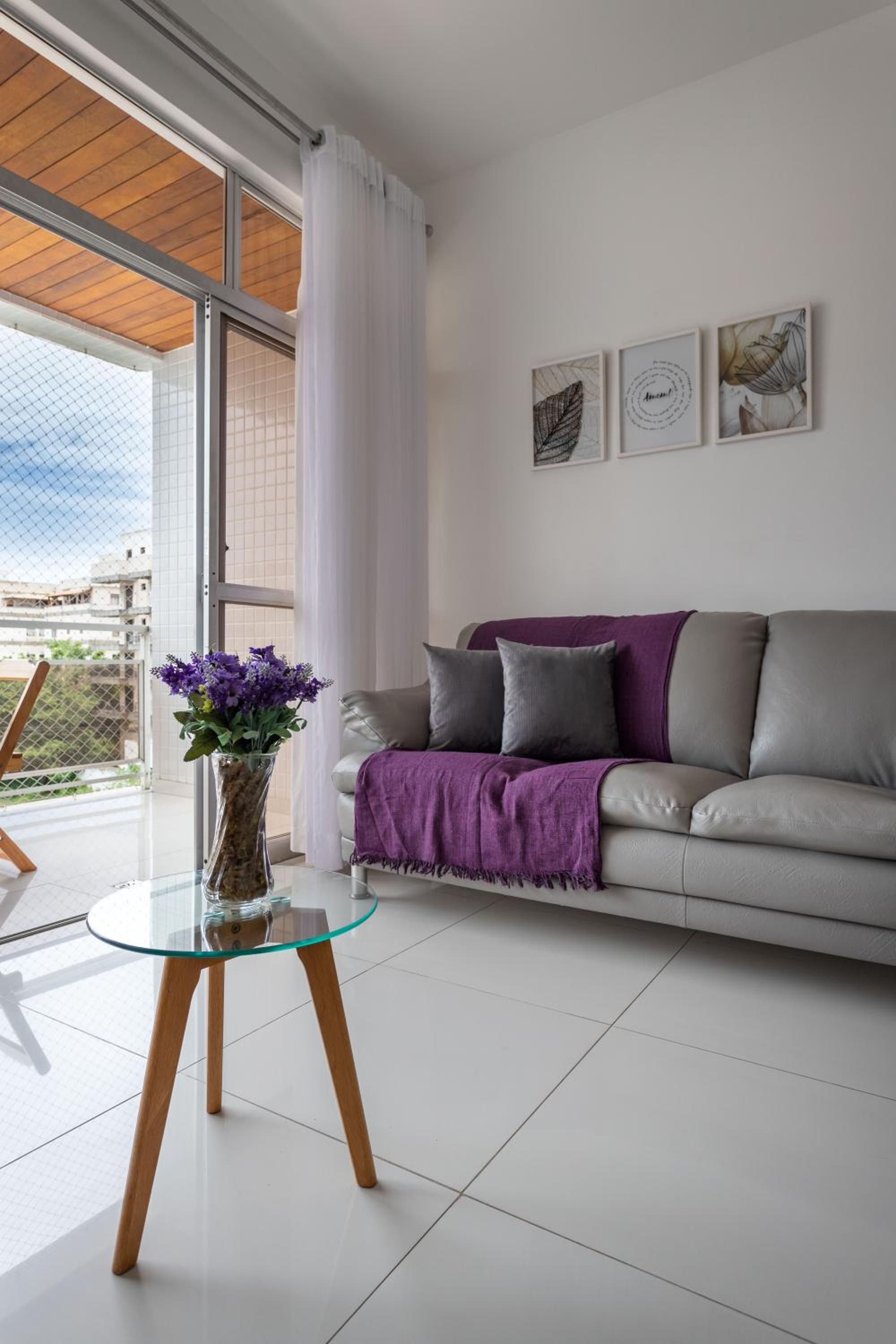 200m da PRAIA DO FORTE com VISTA, GARAGEM, VARANDAS e Wi-Fi 250 MEGAS